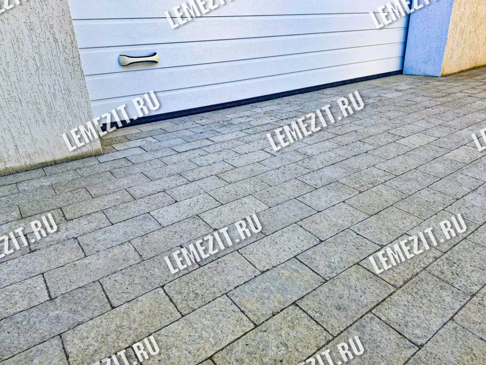 мощение заезда и парковки серо-зелёной брусчаткой из натурального камня лемезита